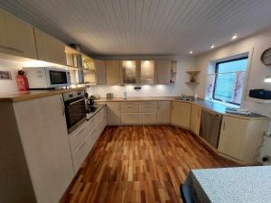 Fjord Guesthouse的厨房或小厨房