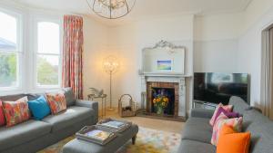 TV a/nebo společenská místnost v ubytování Northcliffe, Southwold Seafront sleeps 14