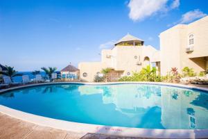 Bazén v ubytování Ocho Rios Sky Castles Studio Ocean View nebo v jeho okolí + 17 fotografií