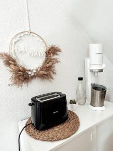 a black toaster sitting on top of a counter at Stilvolle Wohnung im Allgäu in Kempten