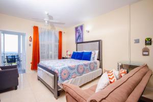 Postel nebo postele na pokoji v ubytování Ocho Rios Sky Castles Studio Ocean View