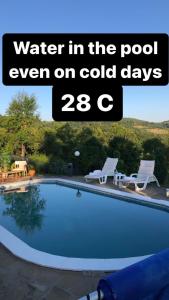 basen z napisem, który czyta wodę w basenie nawet w zimne dni w obiekcie Etno selo Milanovic - Nonac w mieście Kuršumlija
