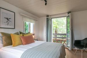 ein Schlafzimmer mit einem großen Bett und einem Balkon in der Unterkunft Inn Joy Apartments - Sankt Gallen West in St. Gallen