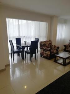 uma sala de estar com uma mesa e cadeiras e um sofá em Apto amoblado barrio Los Alpes Cartagena em Cartagena de Indias