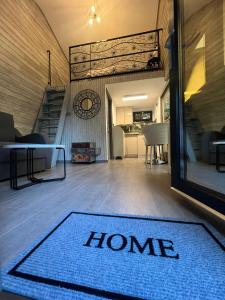 莫伊西德约斯Mini căsuța cu șemineu Moieciu的客厅中央的家用地毯