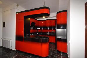 een keuken met rode kasten en een zwart aanrecht bij Armenak Apartment Северный проспект,Northern Avenue in Jerevan