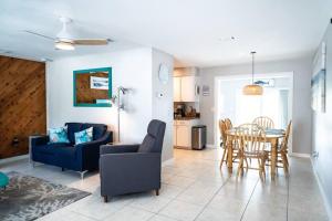 Istumisnurk majutusasutuses Coral Cottage pool gas firepit a 2bed 2bth sleeps 6