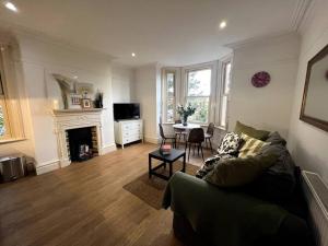 een woonkamer met een bank en een tafel bij The Burley at Scalford House in Melton Mowbray
