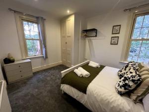 um quarto com uma cama e duas almofadas em The Burley at Scalford House em Melton Mowbray