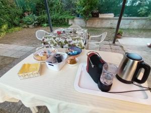 een tafel met een waterkoker en eten erop bij A Casa Nostra B&B in Cagliari