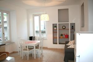 cocina y sala de estar con mesa y sillas en Appartamenti Urbevetus, en Orvieto