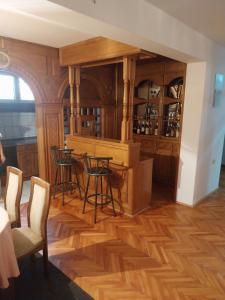 een keuken met houten vloeren en een tafel en stoelen bij ENJOYMENT House 
