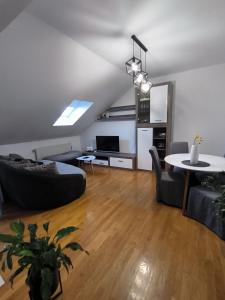 uma sala de estar com um sofá e uma mesa em Apartman Jurak em Zaprešić