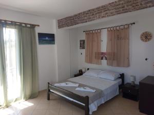 - une chambre avec un lit et une grande fenêtre dans l'établissement Superb studio in Lixouri, à Lixouri