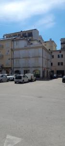 ein Parkplatz mit Autos vor einem Gebäude in der Unterkunft Appartamento garibaldi in San Benedetto del Tronto