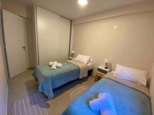 Ένα ή περισσότερα κρεβάτια σε δωμάτιο στο Moderno y nuevo apartamento con cochera en el centro
