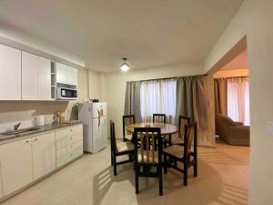 a kitchen and dining room with a table and chairs at Moderno y nuevo apartamento con cochera en el centro in La Cieneguita