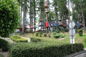 een speeltuin in een park met een achtbaan bij Mountain View Guest Rooms in Jedlina-Zdrój