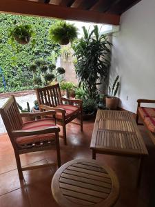 un patio con 2 sillas, una mesa y un banco en Mini Loft en Coyoacán en Ciudad de México