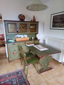 um quarto com uma secretária, uma mesa e cadeiras em Casa "Berto e Costantina" CIPAT 22253 em Tregiovo