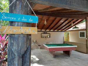 een pooltafel in een achtertuin met een bord bij Pousada Cachoeira do Campo in Aquidauana