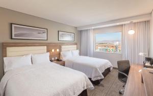 Postel nebo postele na pokoji v ubytování Hampton Inn By Hilton Tijuana