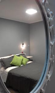 um quarto com uma cama num espelho em Hostal El Farolito em Humahuaca