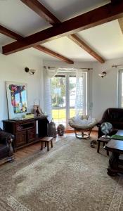 sala de estar con muebles y ventana grande en Lake View Home en Rajgród