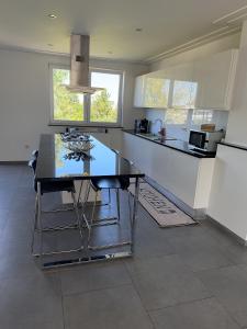 Kuchyň nebo kuchyňský kout v ubytování Appartamnet 3 bedroom + living + 11 fotografií