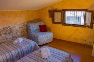 - un salon avec un canapé et une chaise dans l'établissement Palo del Colle Ierva Chiain, Guest House, à Palo del Colle