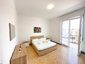 1 dormitorio con cama y ventana grande en Giulia Apartment en Cassina deʼ Pecchi