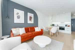 科沃布熱格的住宿－Apartament Premium D307 Polanki Aqua，客厅配有沙发和桌子