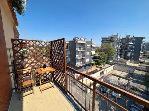 balcón con mesa y vistas a la ciudad en Giulia Apartment en Cassina deʼ Pecchi