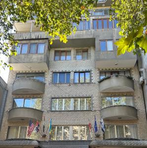 een gebouw met Amerikaanse vlaggen ervoor bij Hotel Four Season in Tbilisi City