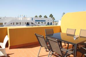 ラ・アンティジャにあるÁtico dúplex 2 linea de playa en La Antillaのバルコニー(屋上のテーブルと椅子付)