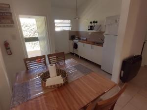 eine Küche mit Holztisch und ein Esszimmer in der Unterkunft La Casa de Belén in Villa General Belgrano + 22 Fotos