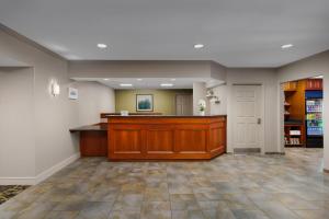 a large courtroom with a court sidx sidx sidx sidx sidx at Residence Inn by Marriott Boston Franklin in Franklin +72 photos