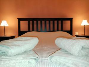 sypialnia z 2 poduszkami na łóżku z 2 lampami w obiekcie Attika beauty w mieście Keratea