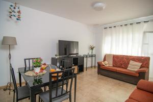 ein Wohnzimmer mit einem Sofa und einem Tisch mit einem Esszimmer in der Unterkunft Casa Sun & Sea in Playa Honda