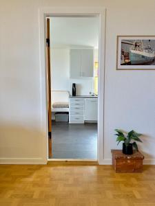 um quarto com uma porta que leva a uma cozinha em Beautiful house in Skopun with jacuzzi em Skopun