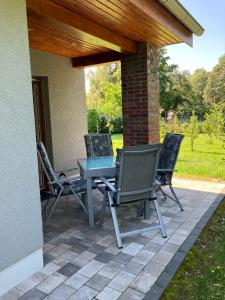 un patio con mesa y sillas en Havelstern Ketzin, Ferienhaus Zander, en Ketzin
