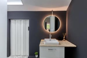 a bathroom with a sink and a mirror at Maison Le Garden - Jardin BBQ - 4 Chambres 8 Pers - RER A Paris Direct in Cergy +29 photos