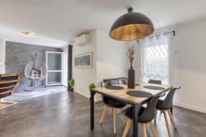 a dining room with a table and chairs at Maison Le Garden - Jardin BBQ - 4 Chambres 8 Pers - RER A Paris Direct in Cergy