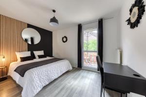 a bedroom with a bed and a desk and a window at Maison Le Garden - Jardin BBQ - 4 Chambres 8 Pers - RER A Paris Direct in Cergy
