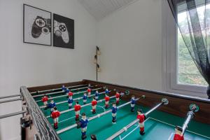 - un groupe d'enfants jouant au bowling dans l'établissement LE GARDEN -MAISON-2Parking-Jardin-Terrasse-Babyfoot-wifi, à Cergy