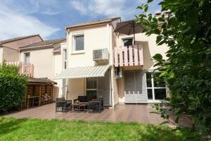 a house with a deck and a balcony at Maison Le Garden - Jardin BBQ - 4 Chambres 8 Pers - RER A Paris Direct in Cergy