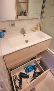 ein Badezimmer mit einem Waschbecken und einer Arbeitsplatte in der Unterkunft Lovely Room Paris in Sartrouville