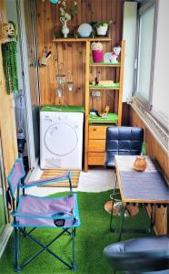 ein Zimmer mit einem Tisch und Stühlen sowie einer Waschmaschine in der Unterkunft Lovely Room Paris in Sartrouville