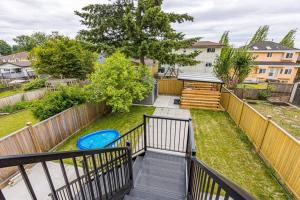 uma varanda com vista para um quintal com um disco voador em Home near Downtown Vancouver East@ Joyce Skytrain em Vancouver