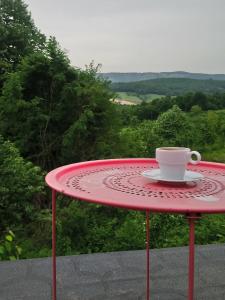 een rode tafel met een kopje erop bij Muhafazakar Aile villası 